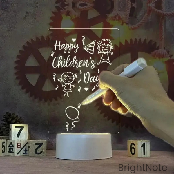 BrightNote – Luminária LED Personalizável com Quadro de Mensagens